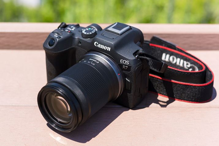 uRF-S18-150mm F3.5-6.3 IS STMṽTCY͖69iőaj×84.5iSjmmŁAdʂ͖310gB35mmZŏœ_29`240mm̍LpJo[̂ő̖͂ł