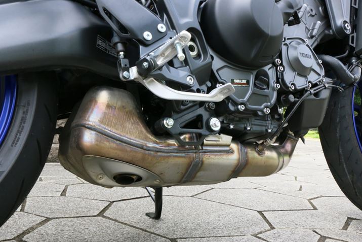 ԑ̉Ƀ{bNX̂悤Ȍ`ŔzuꂽW}t[ヂfƋʁBrCHʂɒ˕Ԃ点ăC_[̎ɓ͂dg݂