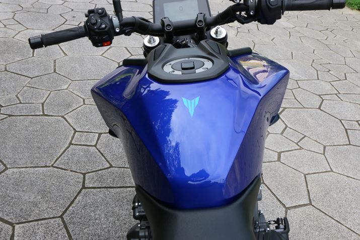 VvX`@ɂGȌ`̃K\^NB}ĕ邱ƂŗeʂmۂAj[Obv镔i荞ŉgƂ̈̊AbvĂ