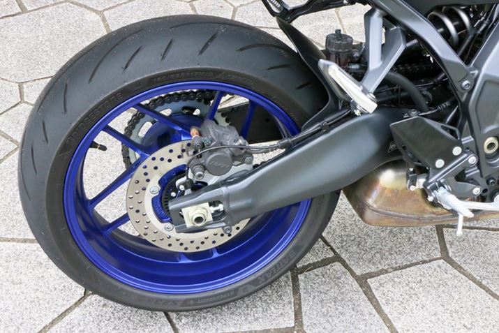 R[iO̎ԑ̎p׏dzœK邽߁AATXyṼN݌vĂ