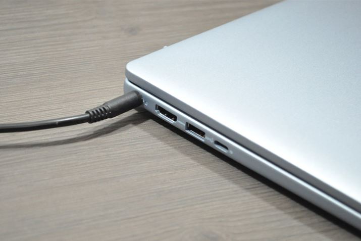 d͍ʂɂdA_v^[|[gɐڑ܂BdƗĂ邽߁AUSB|[gɓdɐLƂsւ͂܂