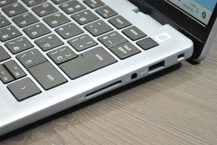 EʂɂUSB Type-A|[gƃ}CNCz̃R{WbNASDJ[hXbgł܂BUSB Type-A|[g͂u3.2 Gen 1vœ]x5GbpsBSDJ[hXbgx͂܂葬͂܂łB̂قAC[bNp̃XbgpӂĂ܂