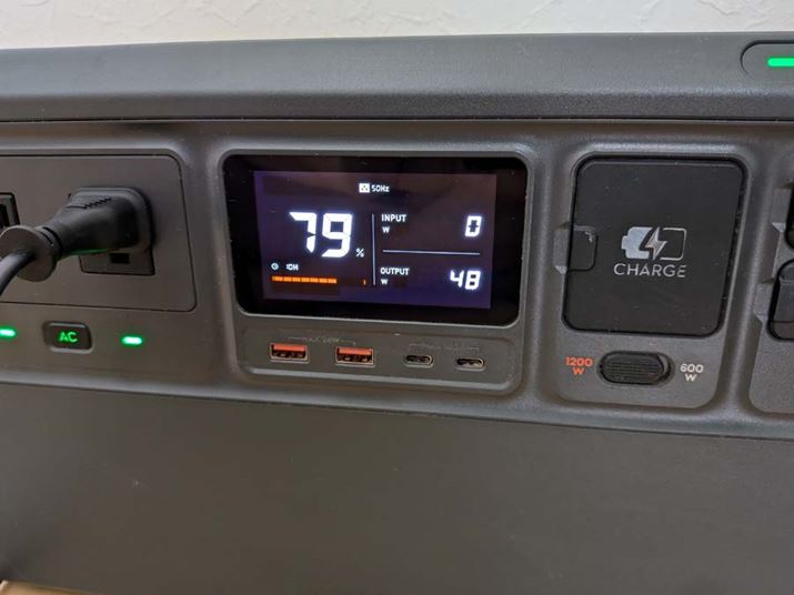 ̃fBXvCɂ̓obe[cʂƁÁAo͂A^Cŕ\BfBXvCUSB Type-C|[giő140Wj×2AUSB|[giő24Wj×2𑕔