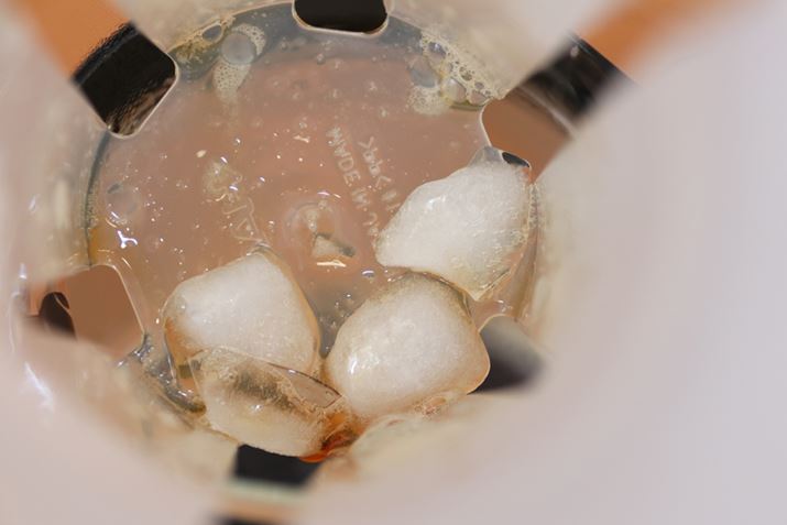 ȂAoACXXg[i[̒ɂ͕XcĂ܂B|bgɒڕXꂽꍇA̐̕vX邽߁AR[q[̔ZxȂĂ܂Ƃ킯ł