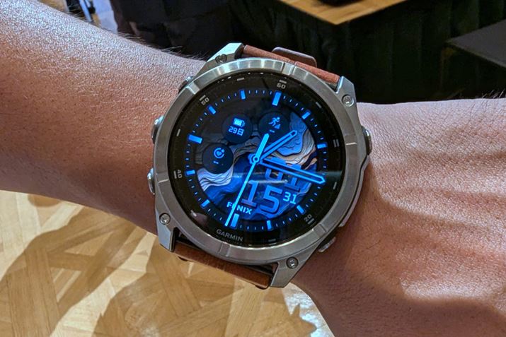 ʐ^́ufenix 8 Sapphire AMOLEDv̑ʃTCYƂȂ51mmfBTCYŃU[ohWJ