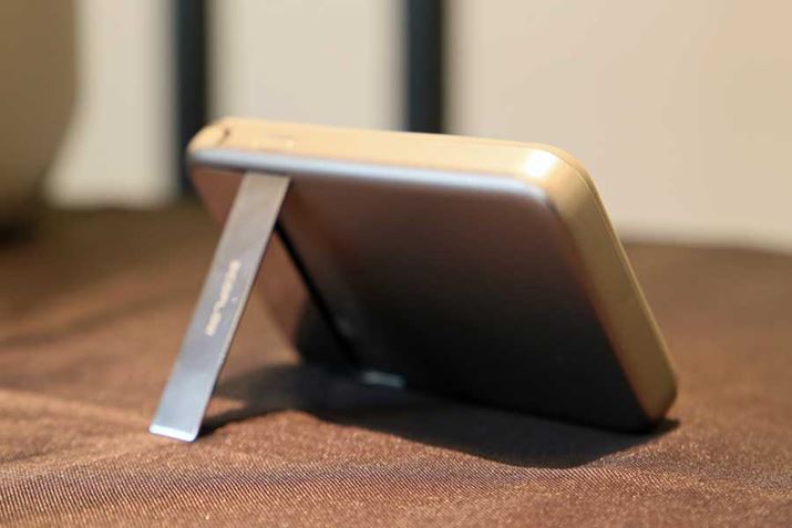 {̔wʂ̃X^hgp邱ƂŁAX}[gtH𗧂ĂԂŏ[d邱Ƃ\BcuɂuɂΉ