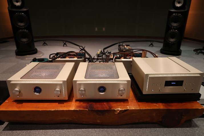 uMODEL 10vƁuSACD 10vgݍ킹ABowers & Wilkinśu801 D4v炷