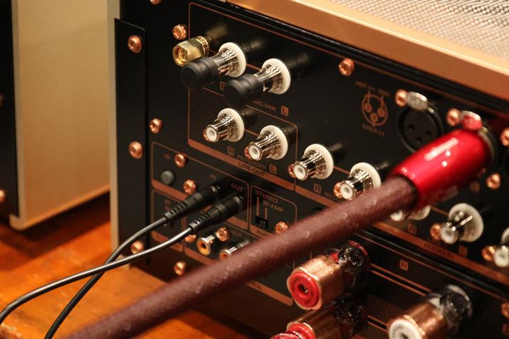 3.5mmsvÕP[uŁuMODEL 10vmڑBoCAv[h̐ݒsƁAuRv[gEoCAvv\ƂȂ