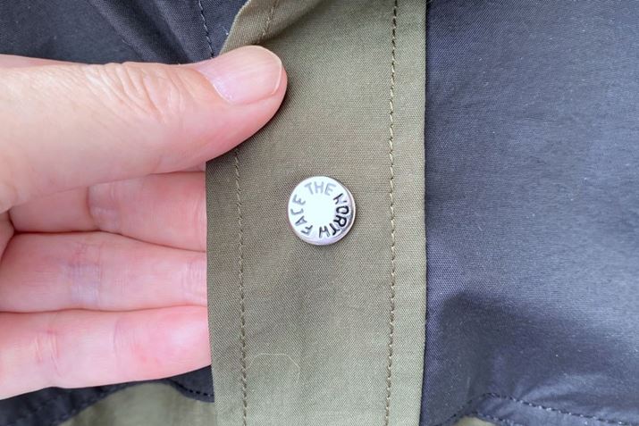 {^ɂ́uTHE NORTH FACEv̍󂪓^hbg{^̗p