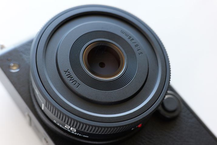 uLUMIX S 26mm F8v́AOʂ́uLUMIXvƃY̍󂪐FꂳĂȂBׂƂ낾̃Ỹj[Nȓ_