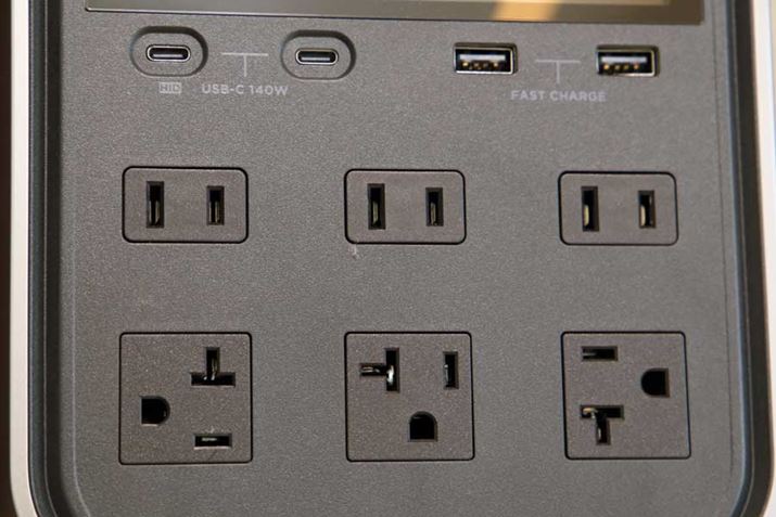 o͒[q́AUSB-Type C|[giPD 3.1/QC 3.0j×2AUSB-Type A|[giQC 3.0j×2AACRZg×6BUSB-Type C|[g̏o͍͂v140WBACRZg6vŒi1500W