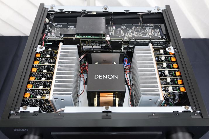 ۂ́uAVC-A10Hv̓͂Bʐ^㕔ɃvAv̊Ȃǂ܂Ă