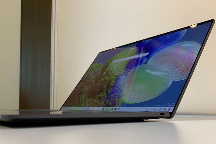 V[YŔĂAL@ELf14.8mmƉtf15.3mmB{̂̍EThunderbolt 4ΉUSB Type-C|[gꂼ1Av2ڂ܂