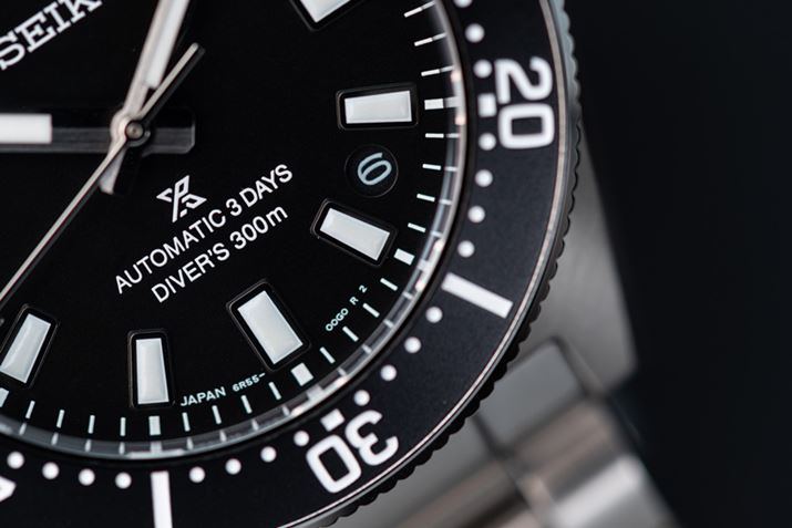 t\45̊ԂɁB6ʒúuAUTOMATIC 3 DAYSvuDIVER'S 300mv̋Lڂւ炵