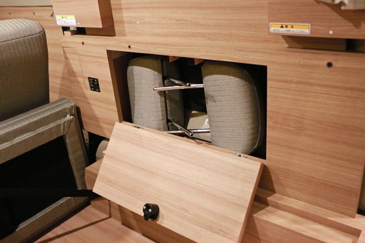 WJɎOAV[g̃wbhXǵA׎̃TChɐ݂ꂽɎ[\