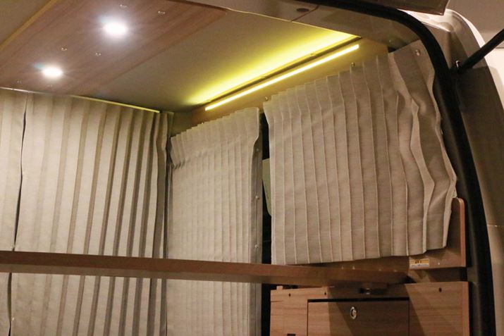 ׎TCh̑ƑOȂƂ̊Ԃɂ̓J[eݒu\Bʐ^̓fB[[IvV̎ՌJ[e