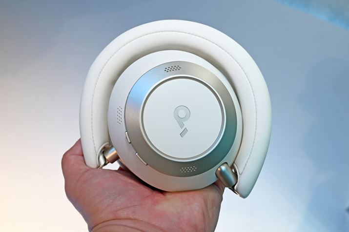 ƎFlexCurve@\̗pAwbhz{̂̂Ђɂ̂قǂ̃RpNgTCYɂ܂Ő܂肽߂̂uSoundcore Space One Prov̑傫ȓł