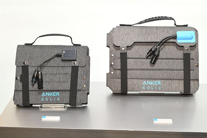 Rs[pقǂ̃TCYɐ܂肽Ŏ^ׂ\[[pluAnker Solix PS60 Compact Solar Panelviʐ^jƁuAnker Solix PS100 Compact Portable Solar Panelviʐ^Ej