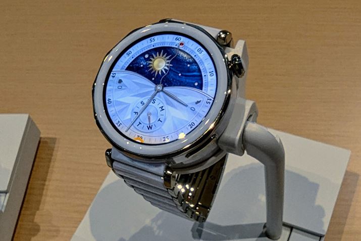 ʐ^́AuHUAWEI WATCH GT 5v42mmf̃Z~bN/Z~bNxg