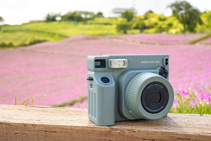 ̗̂́AChtH[}bgΉ̕xmtCuinstax WIDE 400vBTCY162ij×98ij×123mmisjƂȂԂŃCpNgI I`ۂĂ킢炵łBdʂ616głidrAXgbvAtBAڎʃY͕ʁj