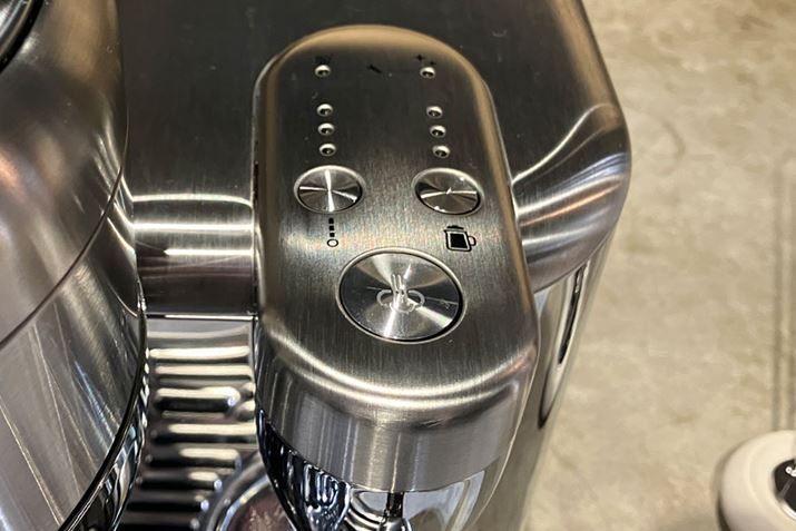 {̏㕔ɂ́AtH[~N̉xƃeNX`[𒲐߂u~Nx{^vƁu~NeNX`[{^vĂAꂼ3iKɒ߂\