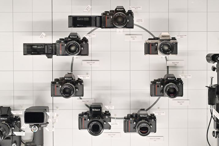 dq䎮Vb^[iDIoȂǓ̍ŐVZplߍŊJꂽtB჌tuNikon F3vim[}f1980NjBoG[Vf܂߂ďЉĂ