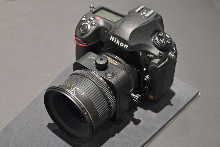 ^b`gCR[i[ł͂ȂȂj[Nȋ@ނɐGB́AVtg@\ƃeBg@\𓋍ڂ}CNYuPC Micro NIKKOR 85mm f2.8DvtꂽuD850v