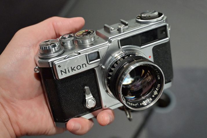 ^b`gCR[i[ŌuNikon SPvi1957NjB6̌YɑΉ郆jo[Tt@C_[𓋍ڂA\ȃWt@C_[JBۂɓ삷̂Ȃ̂ŃVb^[؂Ċy߂