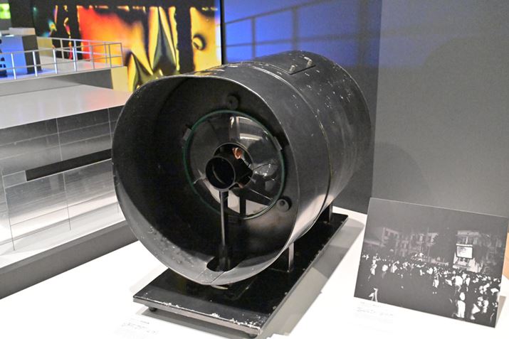 XerpɊJꂽuerWpeuvi1955NjBerdgMM̉fg債AXN[ɓe鑕u