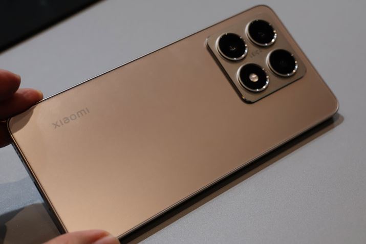 wʂ̓GbWtbgȃfUCBȂAobe[̗eʂ́uXiaomi 14T ProvƓ5000mAhB̋}[d67WΉƂႢ