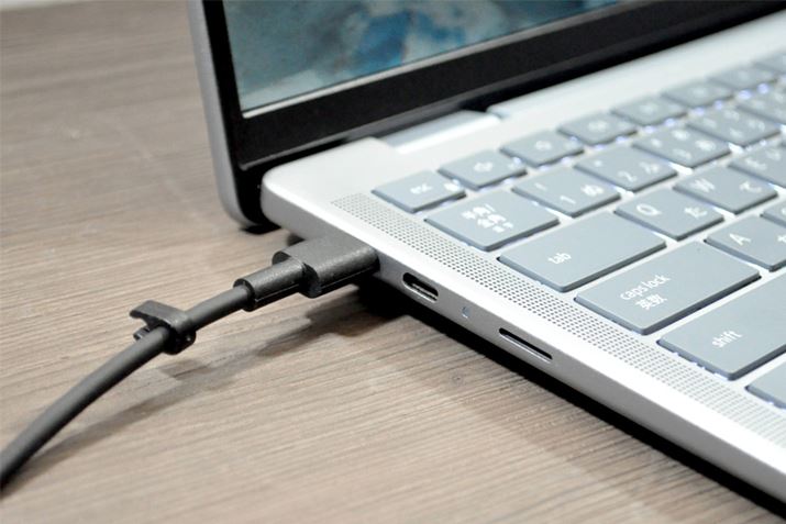 p̓d[q͓ڂĂ炸Aʂɂ2USB Type-C|[ĝǂ炩ŋd܂B̂߁AdɎgUSB Type-C|[g1݂̂ł