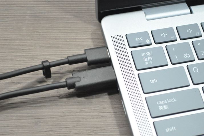 USB Type-C|[g2ł܂AKxȊԊûŃP[umA܂̓P[uUSB[̑gݍ킹łΌ݂Ɋ܂BA|[g̔}͂d߂ŁAɔƂɂ͎v肱܂