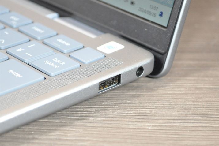 EʂɂUSB Type-A|[gƃ}CNCz̃R{WbNł܂BȂAUSB Type-ÁuUSB 3.2 Gen 1vȂ̂ŁA]x5Gbpsł