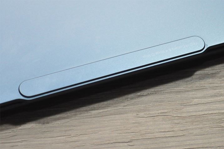 ʂ̏㕔AWebJĂ镔̃Jo[Ɉꕔo肪܂B̃fUC͐lɂĂ͍D邩܂