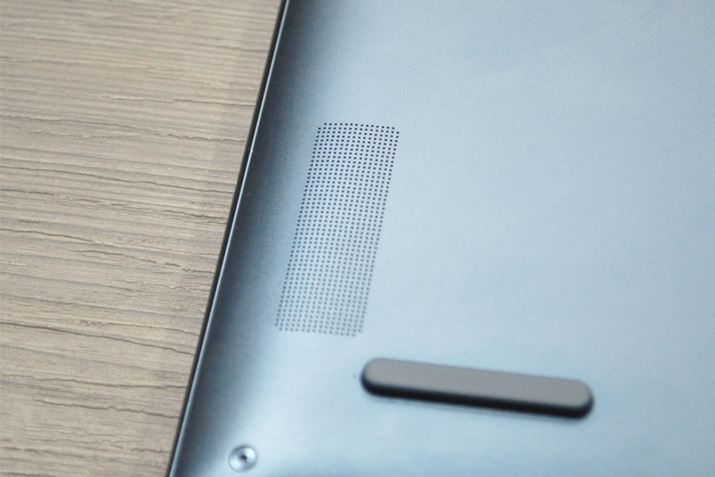 ʂɂO̍E2W×2̃E[n[ڂĂAL[{[h̐^łȂ炩Ȃቹ̔͂܂