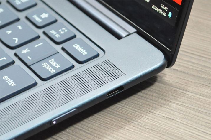 EʂɂUSB Type-C|[g1pӂĂAUSB4Ȃ̂ōBׂẴ|[gDisplayPortł̉ʏo͂USB PDł̏[dɑΉĂ܂