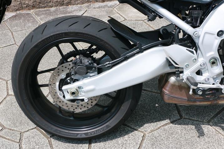 uMT-09vXCOA[𑕒BXCOA[ɂVo[h{ĂBzC[x[X́uXSR900vƔׂ5mm