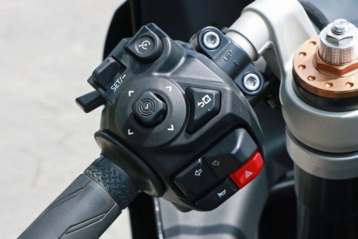 V^uMT-09vɍ̗pĂ̂Ɠ`̃XCb`{bNX̗pBECJ[̃{^傫̂ŉ₷AN[YRg[@\ڂĂ