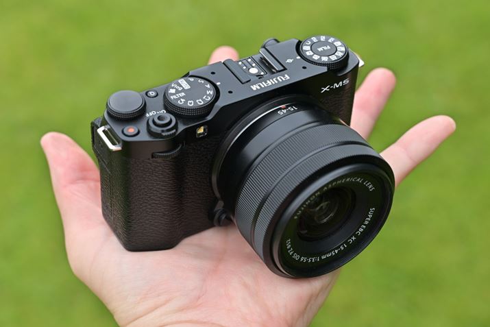 YLbgt́utWmY XC15-45mmF3.5-5.6 OIS PZvƑgݍ킹ꍇ́ABȇdʂ͖490gB^т₷^EyʃVXeButWmY XC15-45mmF3.5-5.6 OIS PZv͓dY[̕WY[ŁAdʂ͖135gɗ}Ă