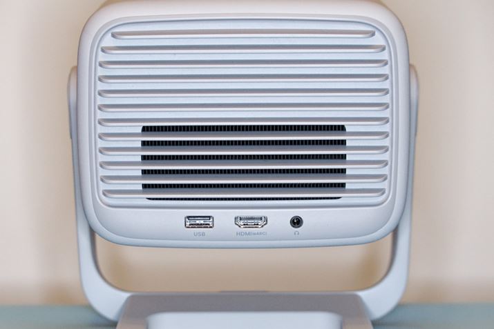 uN1Sv̔wʁB{Iɂ͐ÂłA܃t@̉CɂȂ܂B͒[q́AHDMÍieARCΉj1n𑕔BE3.5mmXeI~j^Cṽwbhzo