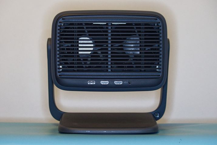 Ƀt@uN1S Ultra 4Kv̔wʁBƌĂ悢قǐÂłA킸ɔrM܂BHDMI͂2ni1neARCj𑕔