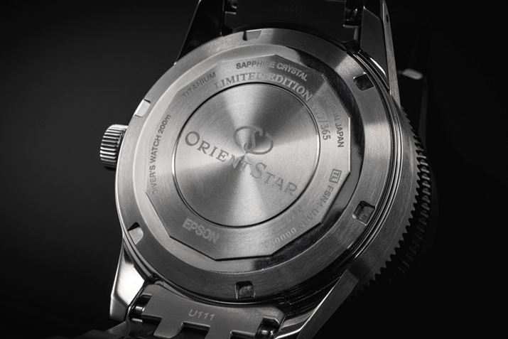 XN[obNɂ́A200mh̍ƂƂɁAuLIMITED EDITIONv̕ƌVAio[Bł͖50Ԃ̃p[U[uւ鎩АLo[uF6N47vۓ