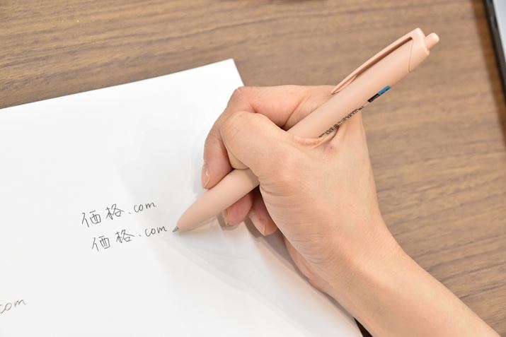 {fB̃J[O͋ߔNgĥ݃J[ŁAy₩g[B̐[܂Ńo[ŕĂāAObvǍDłBȂA{fB̃Jo0.5mm11FiꕔʌjA0.7mm5FœWJ