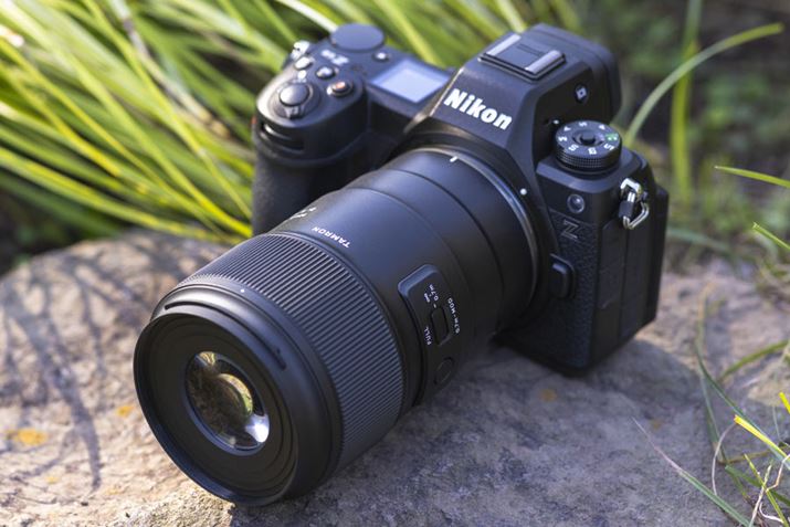 u90mm F/2.8 Di III MACRO VXDv𑕒AjR̃tTCY~[XuZ6IIIvB͂̑gݍ킹Ńr[B{Y̓jRZ}Egpƃ\j[E}EgpCAbvĂ