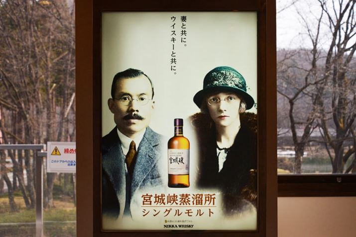 ʐ^|ߐFŁAEȂ̃^iu}bTvqĆAG[̃fjBʐ^͈ȑOM҂KꂽAjbJEXL[̋{鋬ɂ