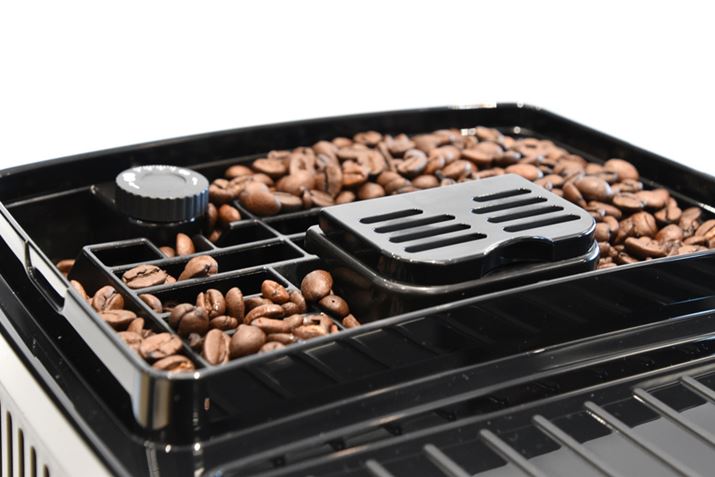 {̓Vʂ̓zbp[B̃_CiOC_[mujœ̔҂𒲐łBOɂ́AR[q[pE_[pӂĂ