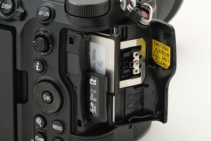 [J[hXbǵACFexpress Type BJ[hiXQDJ[h܂ށjSDJ[hiUHS-IIΉj̃_uXbgB]fύX͂܂