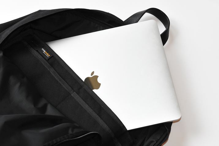 MacBook[ĂAobỖX}[gȃVGbg͂̂܂܁BlfC[[X₷ł