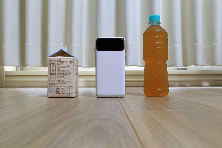 uobe[Xe[Vv̖{̃TCYƏdʂ́A77ij×82.5isj×155.8mmŁA1.36kgBŔrƁAʐ^500mL̎pbNeƎʐ^E600mLybg{g̒Ԃ炢B^EyʂȂ߁A{̗̂ʂɕtĂ鎝͂߂ΌyXƉ^ׂ