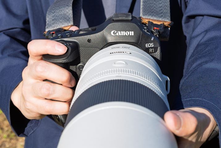 ]Y[YuRF200-800mm F6.3-9 IS USMvȂǂƑgݍ킹āuEOS R1vp